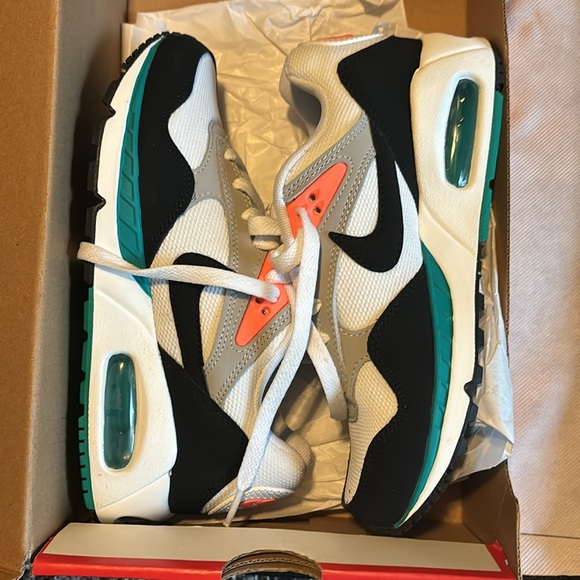 Size 6 wmns 4.5 men’s Air max correlate mango. Never been worn fresh out the box - Picture 5 of 7